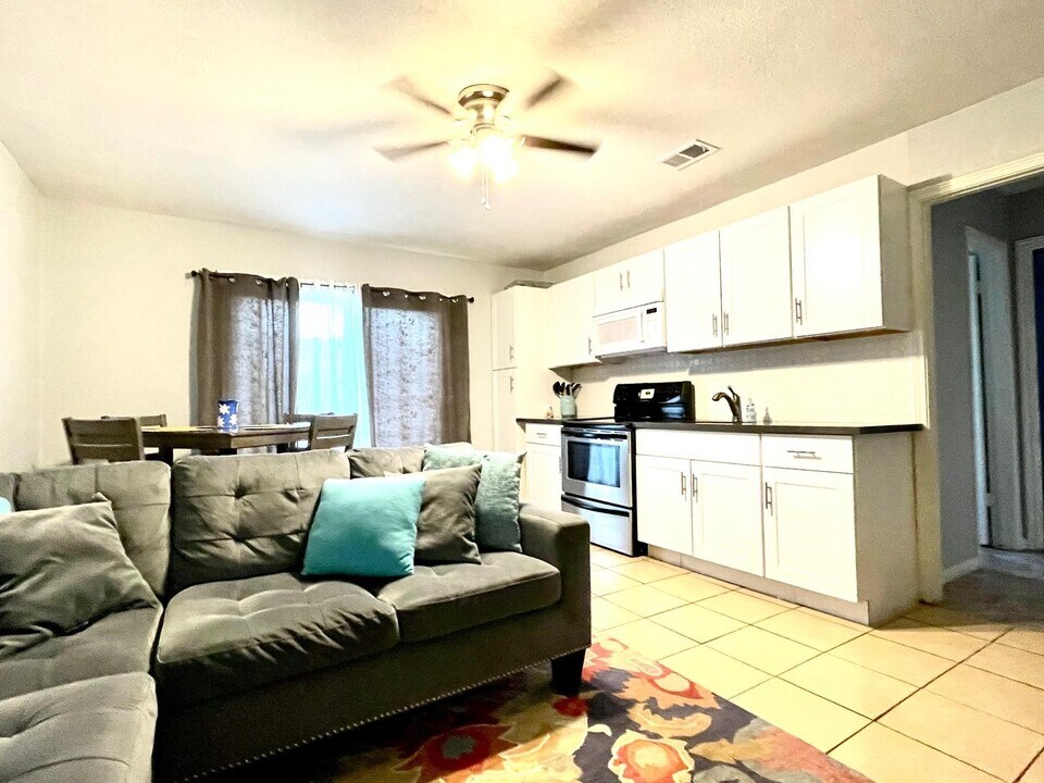 5908 Kiam St in Houston, TX - Foto de edificio