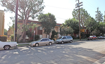 Oak Village Apartments in Canoga Park, CA - Building Photo - Building Photo