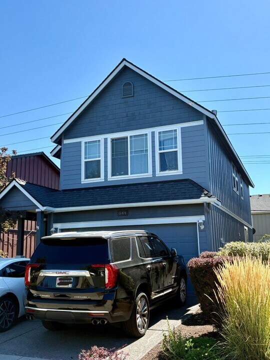 844 NE Locksley Dr in Bend, OR - Building Photo