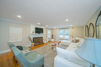 642 Centre St in Newton, MA - Building Photo - Building Photo