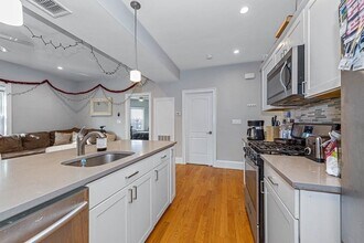 195 E Cottage St, Unit 2 in Boston, MA - Building Photo - Building Photo