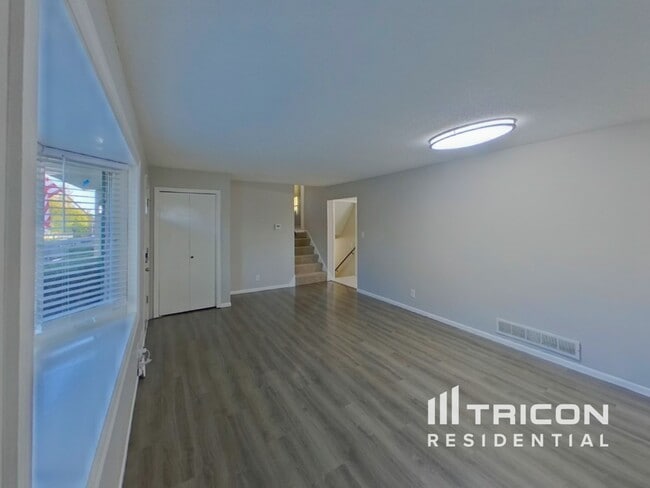 3760 75th St E in Inver Grove Heights, MN - Foto de edificio - Building Photo