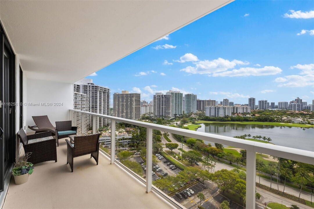 3701 N Country Club Dr, Unit 2107 in Aventura, FL - Foto de edificio