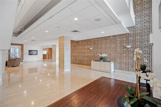 2899 Collins Ave in Miami Beach, FL - Foto de edificio - Building Photo