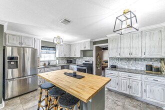 215 Little Dogie Rd in Wallis, TX - Building Photo - Building Photo