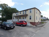 75 Andrews Ave in West Warwick, RI - Foto de edificio - Building Photo