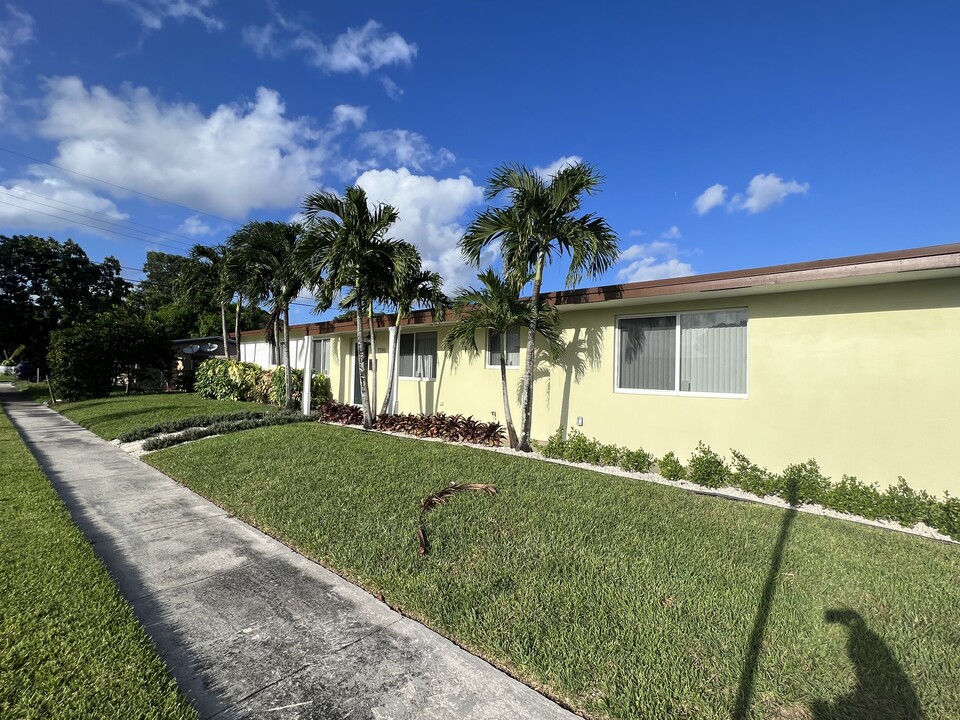 7781 Sheridan St in Hollywood, FL - Building Photo