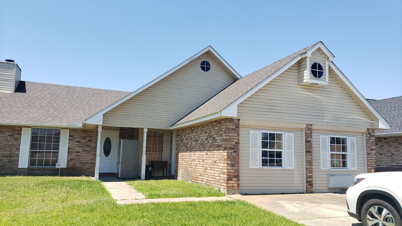 736 Lemoyne Dr in La Place, LA - Building Photo