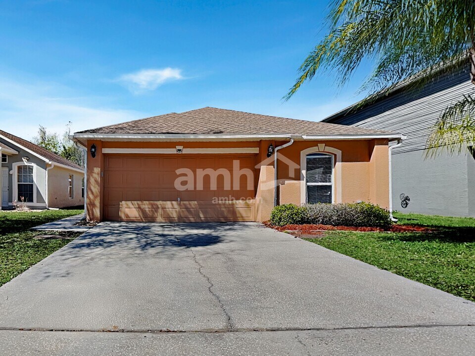 2946 Mingo Dr in Land O Lakes, FL - Foto de edificio