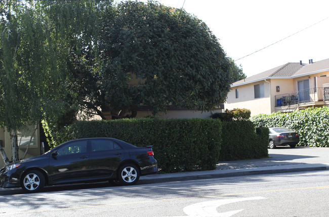 1045 Santa Cruz Ave in Menlo Park, CA - Foto de edificio - Building Photo