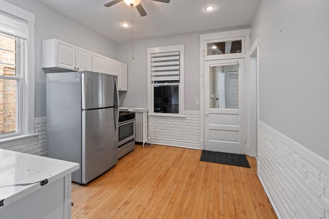 3915 N Seeley Ave, Unit 2nd Floor in Chicago, IL - Building Photo - Building Photo