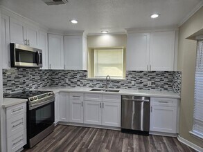 4934 Dollar Reef Dr in Bacliff, TX - Building Photo - Building Photo