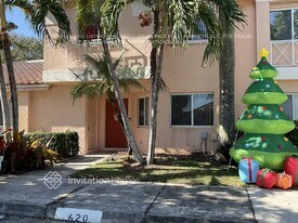 620 208th Cir in Pembroke Pines, FL - Building Photo