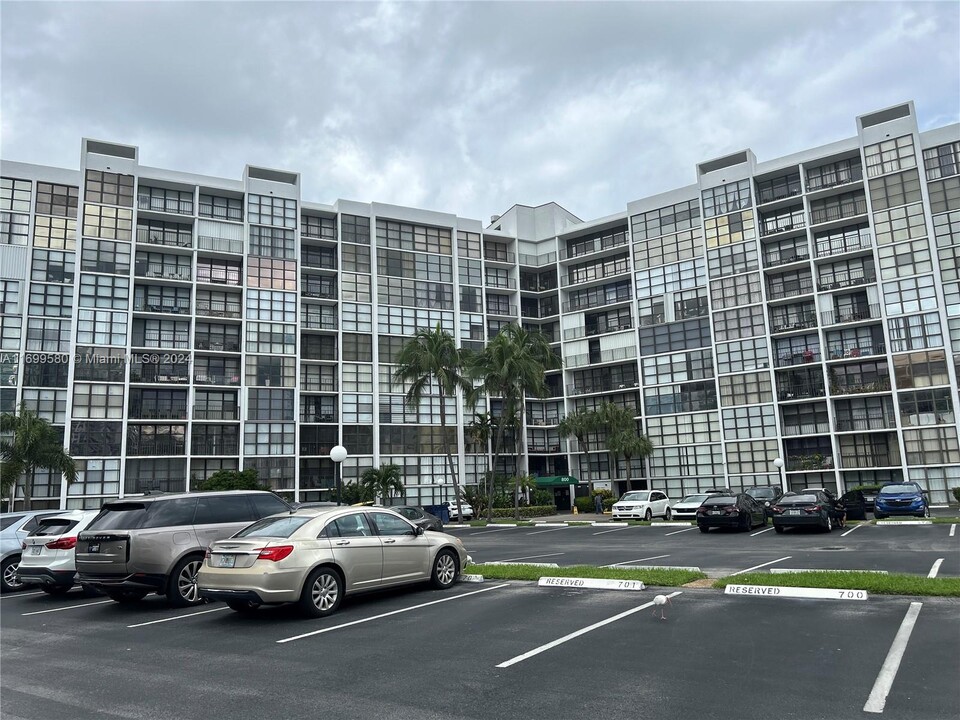 800 Parkview Dr-Unit -406 in Halndle Bch, FL - Building Photo