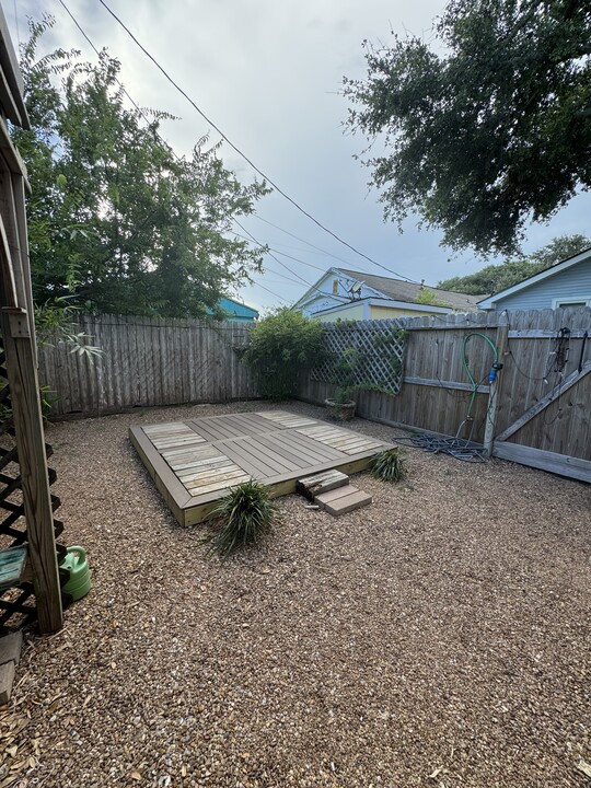 5325 Avenue R 1/2, Unit B in Galveston, TX - Building Photo
