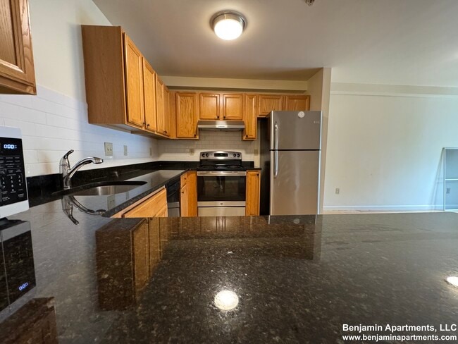 34 Raymond St, Unit 001A in Boston, MA - Foto de edificio - Building Photo