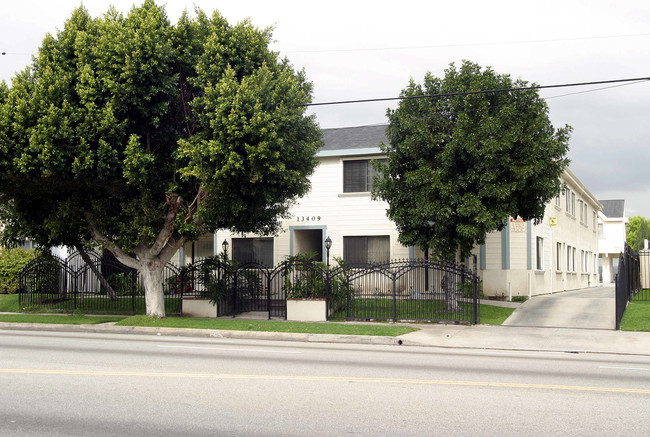 13409-13411 Victory Blvd in Van Nuys, CA - Foto de edificio - Building Photo