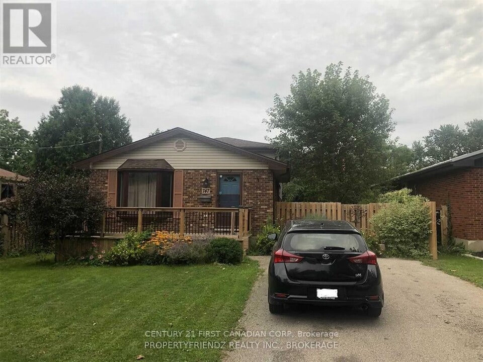 747 Dunelm Ln in London, ON - Building Photo
