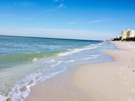 377 Vanderbilt Beach Rd in Naples, FL - Building Photo