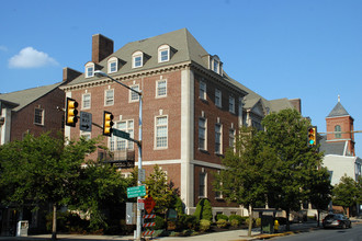 Senior Apartments at the Wyomissing Club in Reading, PA - Foto de edificio - Building Photo