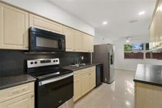 50 NE 45th Ct in Oakland Park, FL - Building Photo - Building Photo
