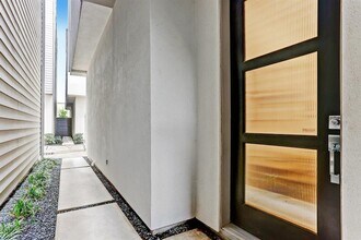 5905 E Post Oak Ln in Houston, TX - Building Photo - Building Photo