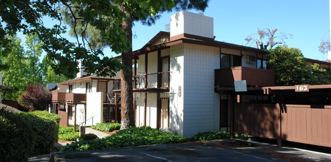 Por Of Camelback Apartment Complex in Pleasant Hill, CA - Foto de edificio - Building Photo