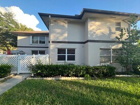 7 Amherst Ct in Royal Palm Beach, FL - Building Photo