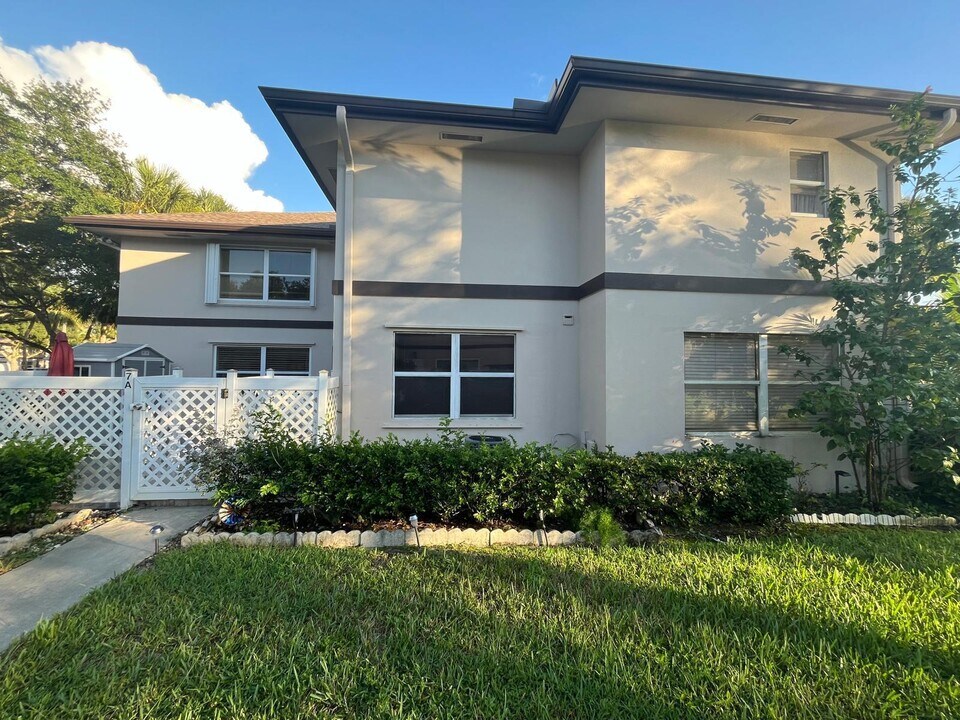 7 Amherst Ct in Royal Palm Beach, FL - Building Photo