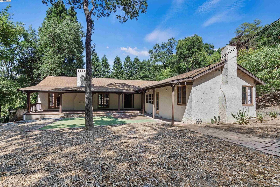 3476 Springhill Rd in Lafayette, CA - Building Photo
