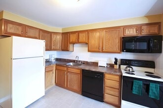 Hallmark Village in Hamburg, NY - Foto de edificio - Building Photo