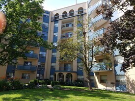 Bronte Estates in Oakville, ON - Building Photo