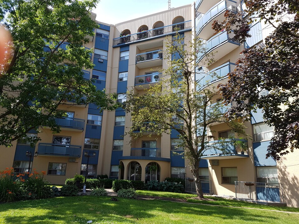 Bronte Estates in Oakville, ON - Building Photo