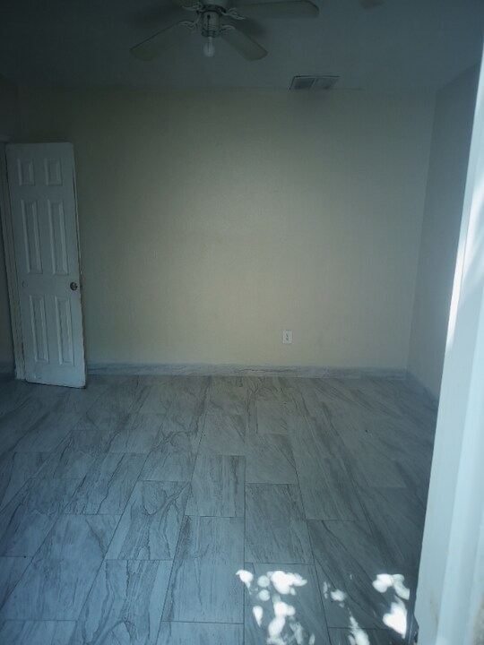 612 W Newgrove St in Lancaster, CA - Building Photo