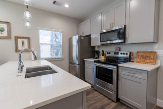 142 W 5th St in Kemah, TX - Building Photo - Building Photo