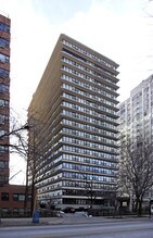 Beach Point Tower in Chicago, IL - Building Photo - Building Photo
