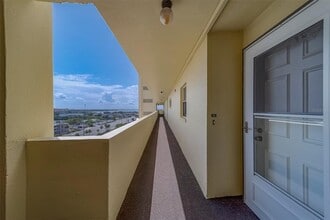 4575 Cove Cir in St. Petersburg, FL - Building Photo - Building Photo