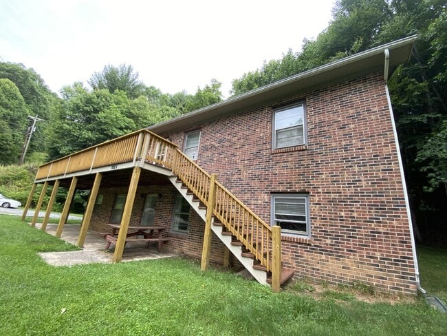 1910 Howard's Creek Rd in Boone, NC - Building Photo - Building Photo