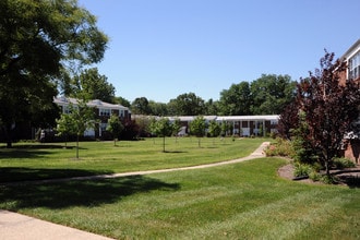 Taylor Gardens in East Brunswick, NJ - Foto de edificio - Building Photo