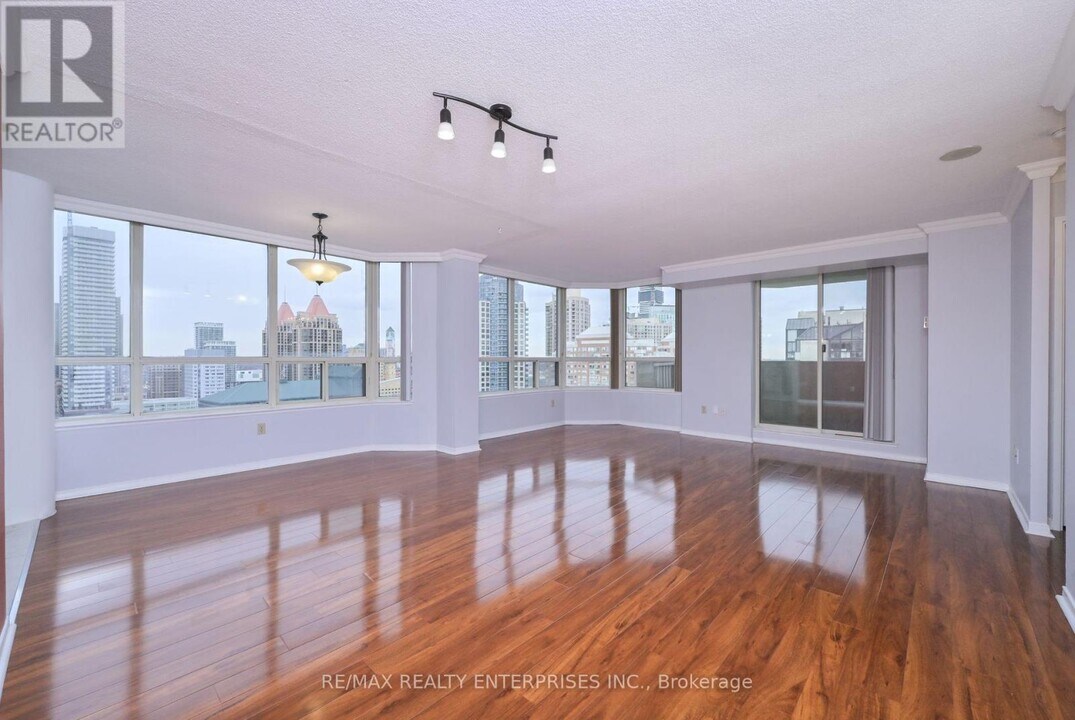 400 Webb Dr in Mississauga, ON - Building Photo