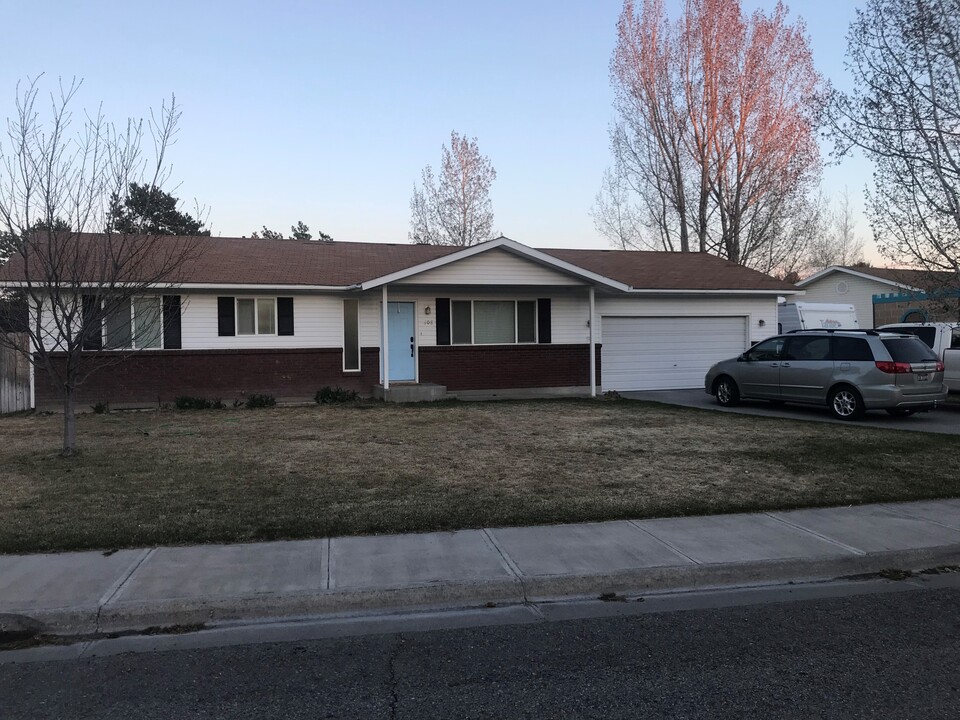 808 Buckboard Ln in Idaho Falls, ID - Building Photo