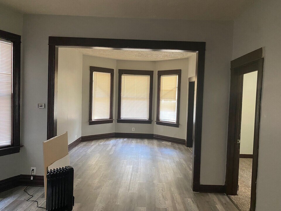 8003 S Marquette Ave in Chicago, IL - Building Photo