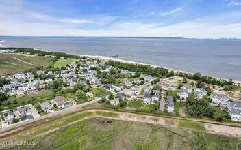 36 Main St in Port Monmouth, NJ - Foto de edificio - Building Photo