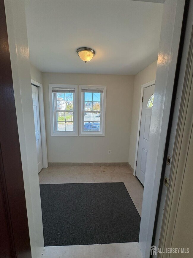 33 Hermann St in Carteret, NJ - Building Photo - Building Photo