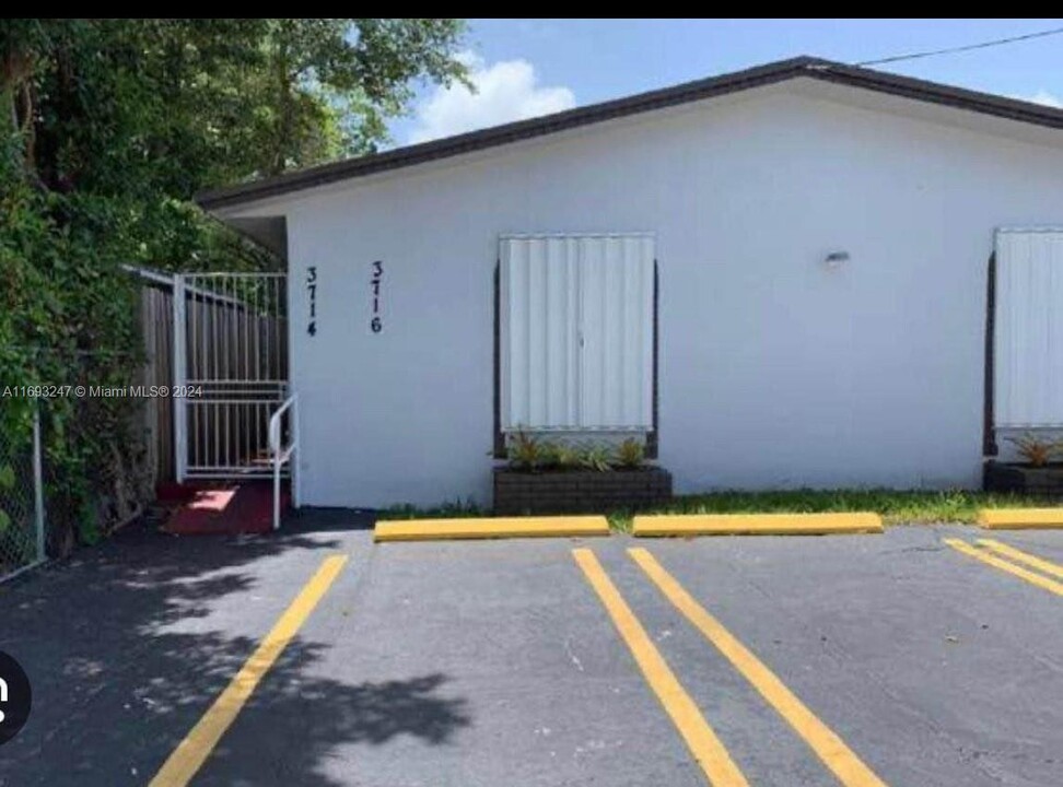 3714 NW 23rd Ct-Unit -0 in Miami, FL - Building Photo