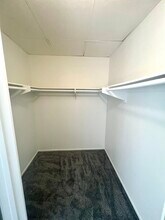 Crown Point Apartments in Northridge, CA - Foto de edificio - Building Photo