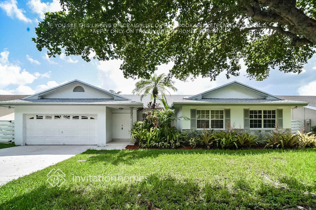 14655 SW 139th Ct in Miami, FL - Foto de edificio