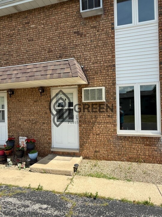221 Keigher Dr in Manteno, IL - Building Photo