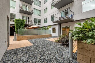 645 W 9th St, Unit 213 in Los Angeles, CA - Foto de edificio - Building Photo