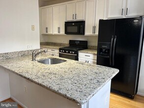 5925 Kirkcaldy Ln in Alexandria, VA - Building Photo - Building Photo